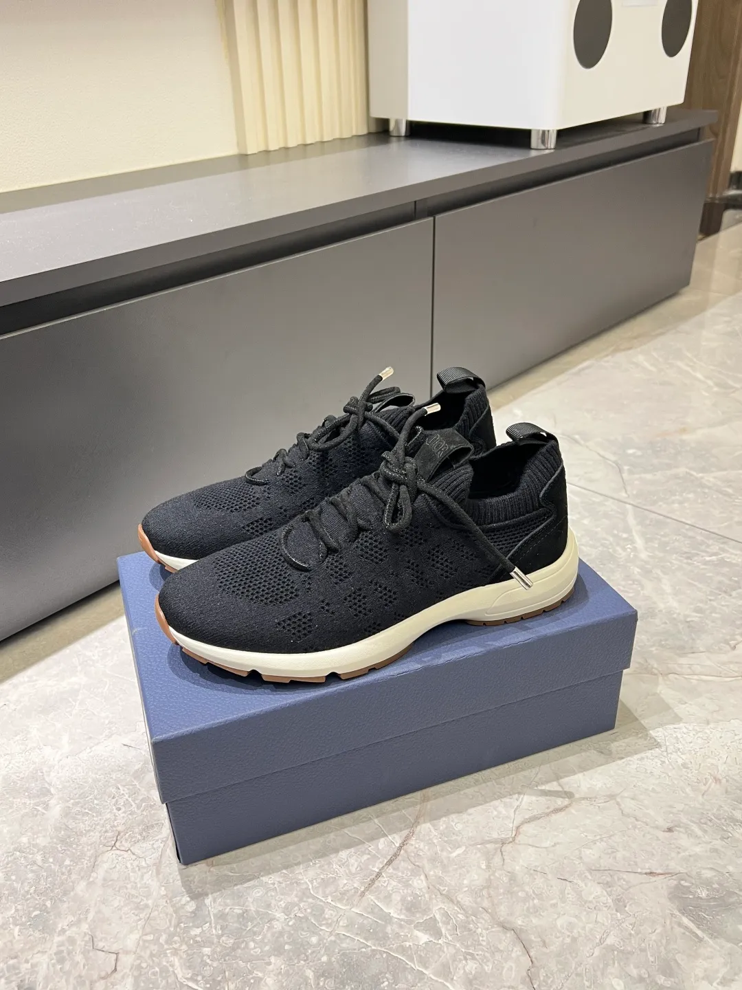 p380 Dior B80 sneakers are a new product of Dior men's series, focusing on comfort and fashion. The upper is made of breathable mesh + fabric splicing, which is lightweight and fits the shape of the foot, making it super comfortable for daily wear. The sole is made of rubber, which has great grip and wear resistance, and is suitable for commuting or light sports. The overall style is simple, the gray tone is versatile, and the shoelaces are adjustable for a more stable fit. Designed by Kim Jones, it is both practical and trendy. It is one of the new hot items in early spring①. size: 38-45 (45 customized)